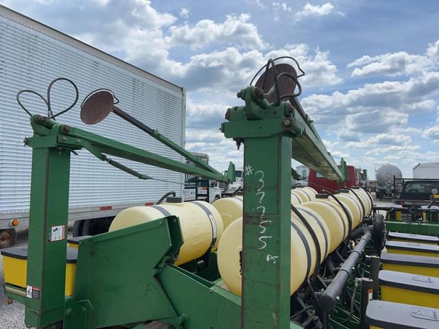 Image of John Deere 7200 equipment image 4