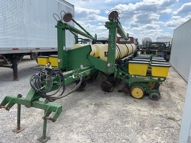 Image of John Deere 7200 equipment image 1