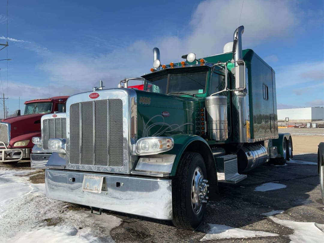 Image of Peterbilt 389 Primary image