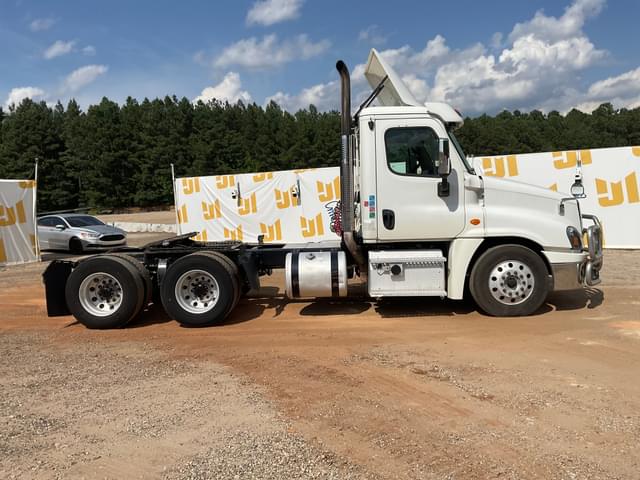 Image of Freightliner Cascadia 125 equipment image 3