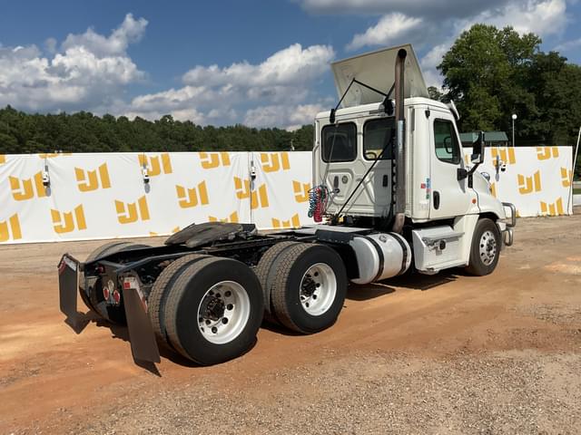 Image of Freightliner Cascadia 125 equipment image 4