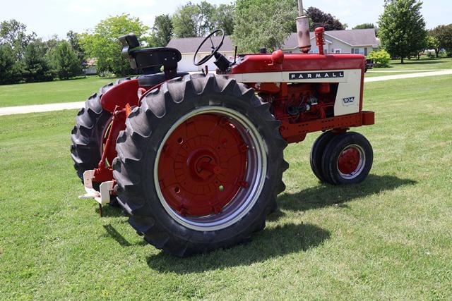 Image of International Harvester 504 equipment image 3