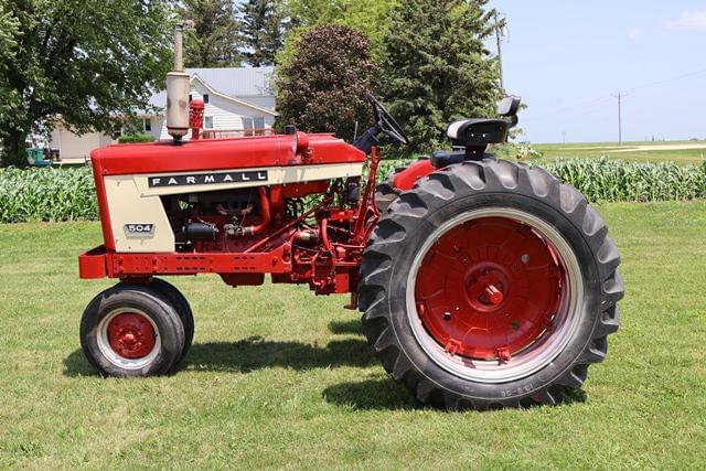 Image of International Harvester 504 equipment image 1