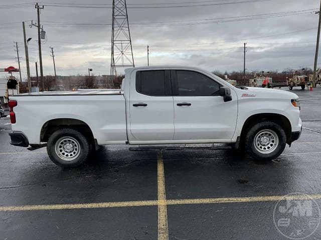 Image of Chevrolet Silverado equipment image 3
