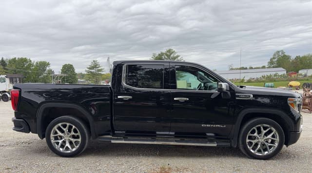 Image of GMC Denali equipment image 1