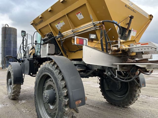 Image of RoGator RG1100 equipment image 3