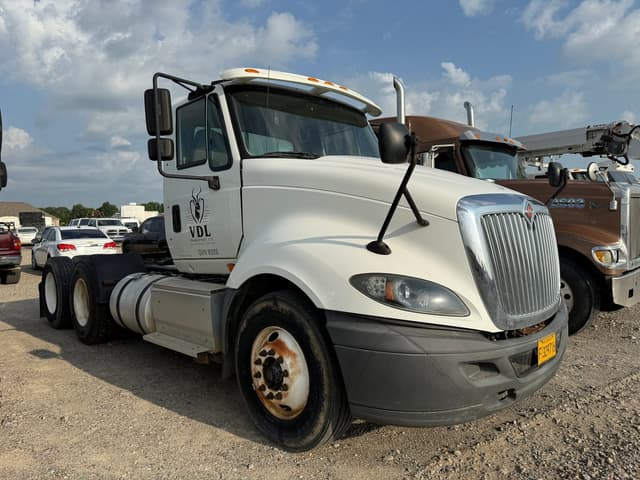 Image of International ProStar Plus 122 equipment image 2