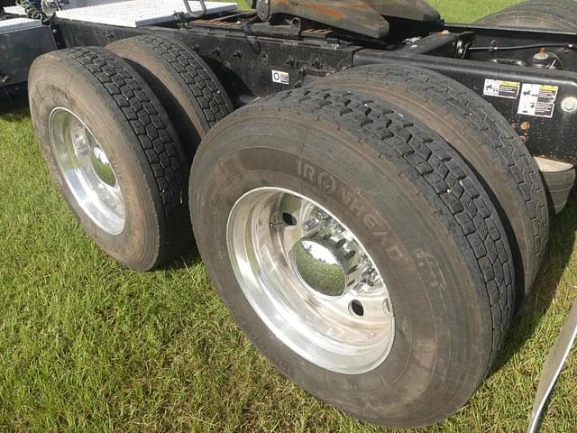Image of Peterbilt 388 equipment image 4