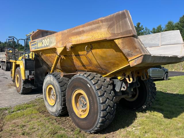 Image of Komatsu HM300-3 equipment image 4