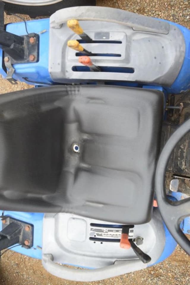 Image of New Holland TC21D equipment image 4