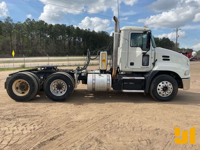 Image of Mack CXU equipment image 3