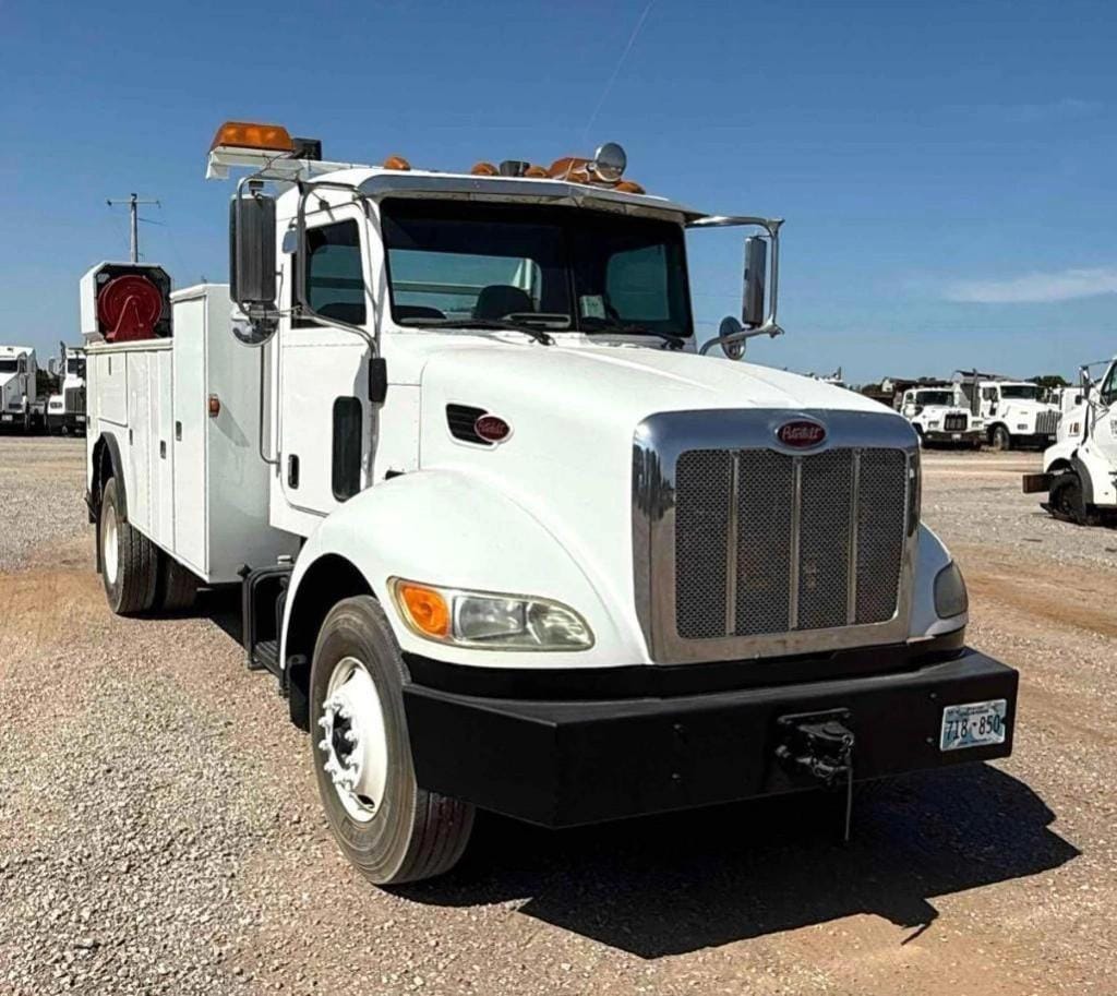 2006 Peterbilt 335 Equipment Image0