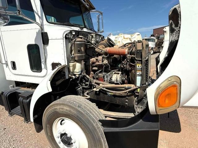Image of Peterbilt 335 equipment image 4