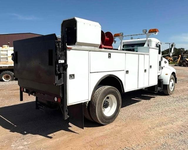 Image of Peterbilt 335 equipment image 1