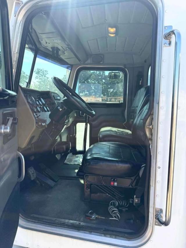 Image of Peterbilt 335 equipment image 3