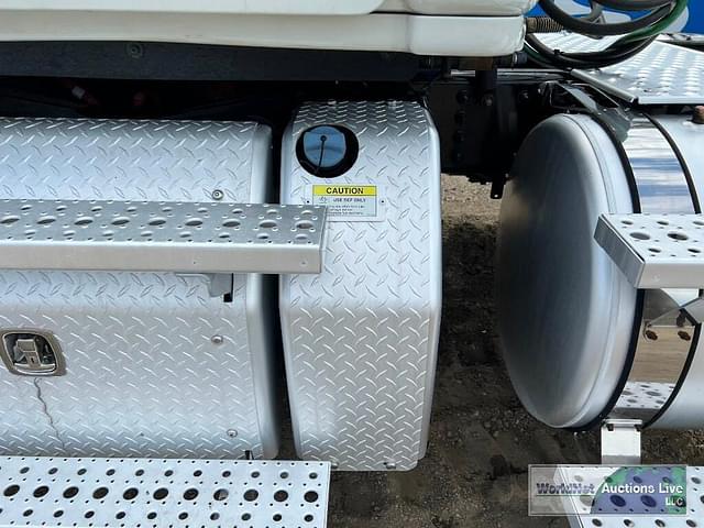 Thumbnail image Freightliner Cascadia 125 26