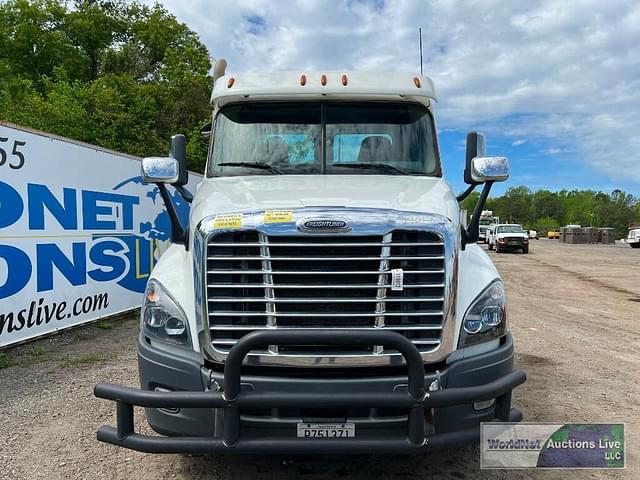 Thumbnail image Freightliner Cascadia 125 2