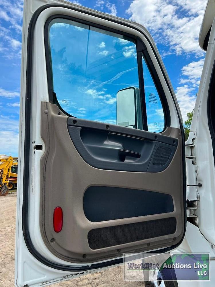 Main image Freightliner Cascadia 125 7