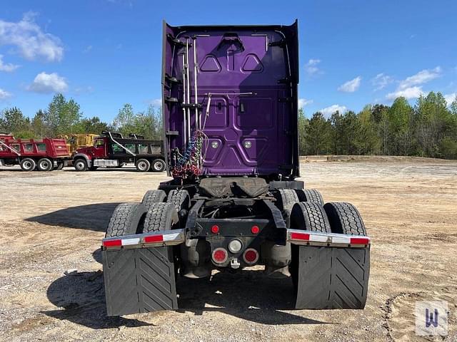 Image of Freightliner Cascadia 125 equipment image 4