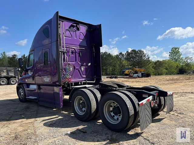 Image of Freightliner Cascadia 125 equipment image 3