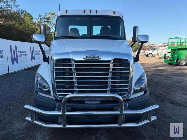 Image of Freightliner Cascadia 125 equipment image 2