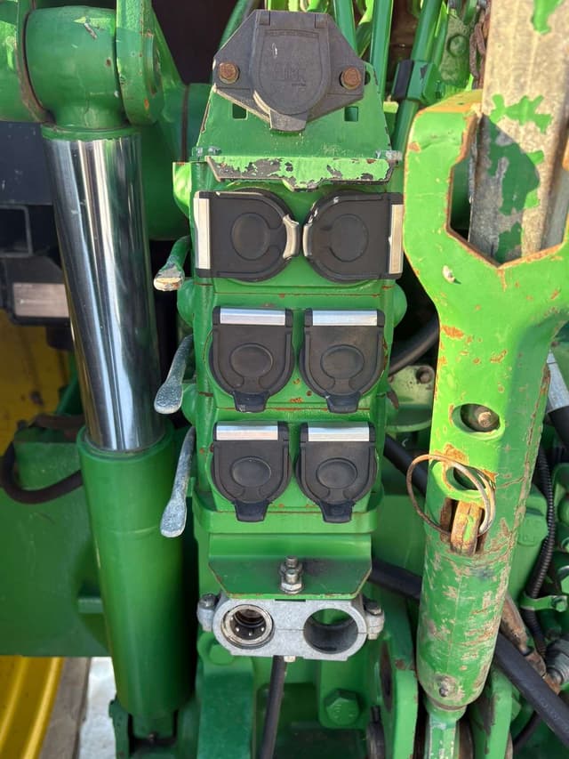 Image of John Deere 7600 equipment image 1