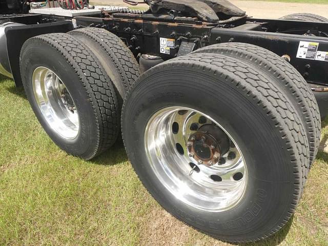 Image of Peterbilt 389 equipment image 4