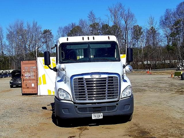 Image of Freightliner Cascadia equipment image 2
