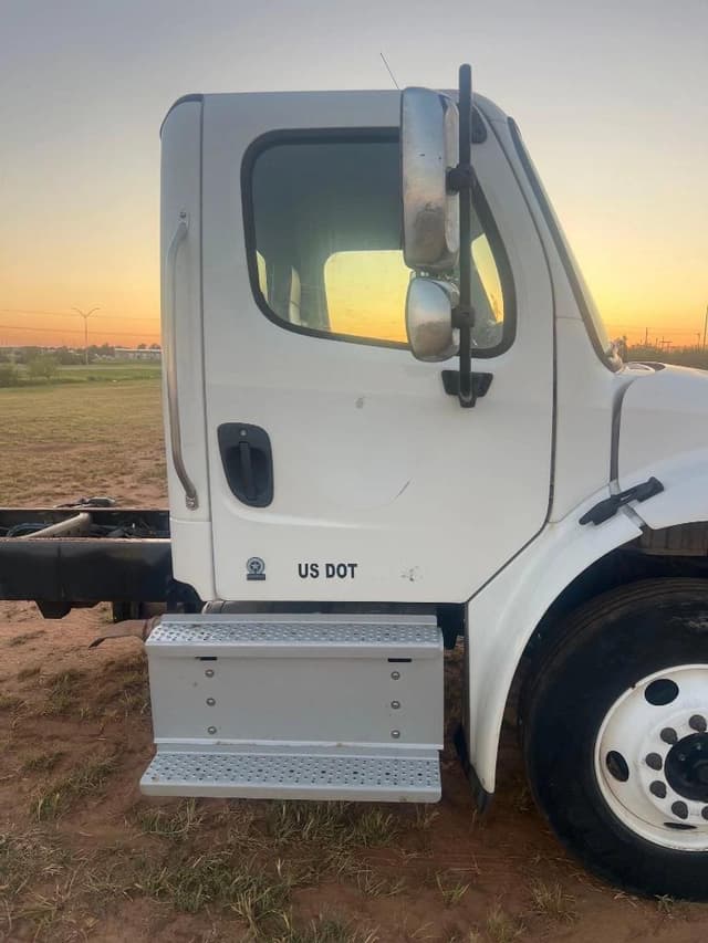 Image of Freightliner M2 106 equipment image 3