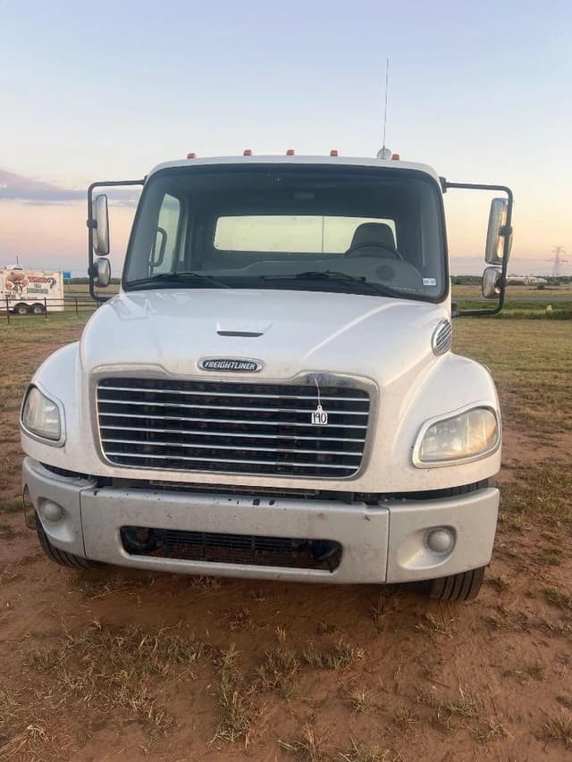 Image of Freightliner M2 106 equipment image 1