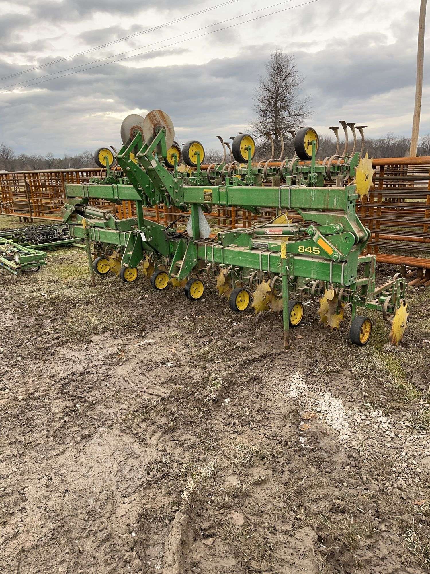 John Deere 845 Equipment Image0