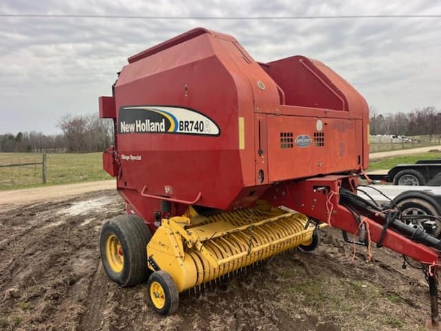 Image of New Holland BR740A equipment image 1