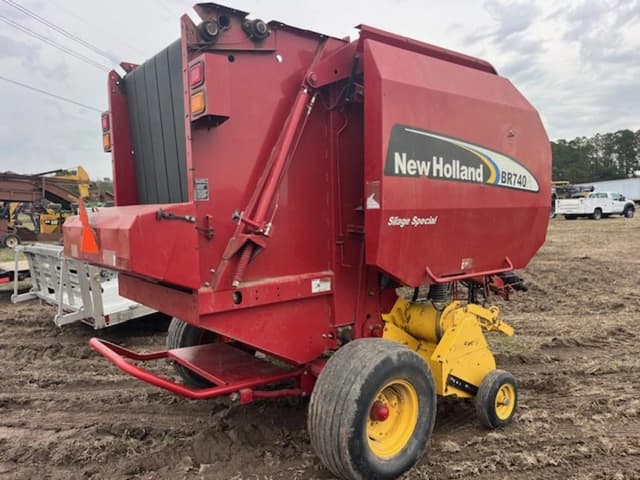 Image of New Holland BR740A equipment image 3