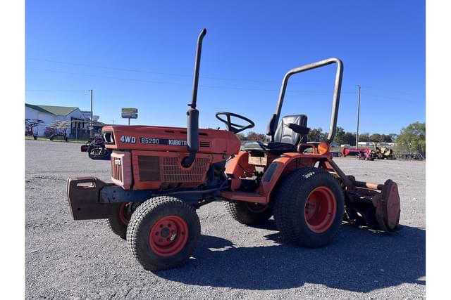 Image of Kubota B5200 equipment image 4