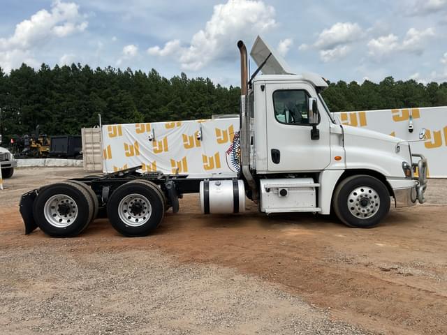Image of Freightliner Cascadia equipment image 3