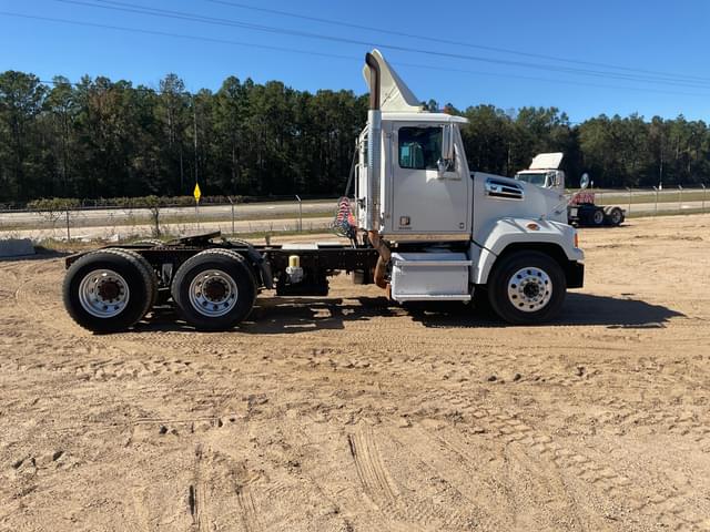 Image of Western Star 4700SF equipment image 3