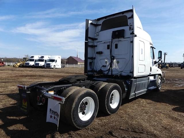 Image of Freightliner Cascadia equipment image 3