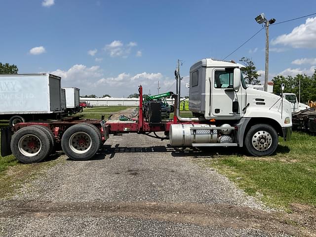 Image of Mack CX613 equipment image 3