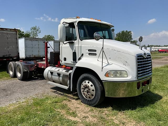 Image of Mack CX613 equipment image 2