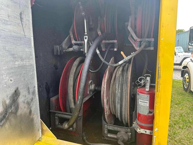 Image of Freightliner M2 106 equipment image 4