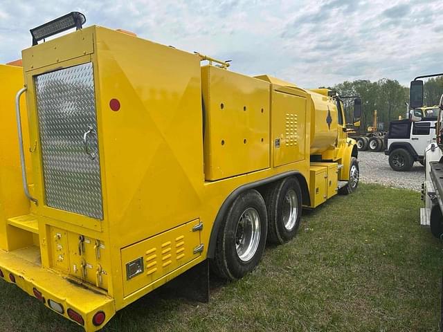 Image of Freightliner M2 106 equipment image 3