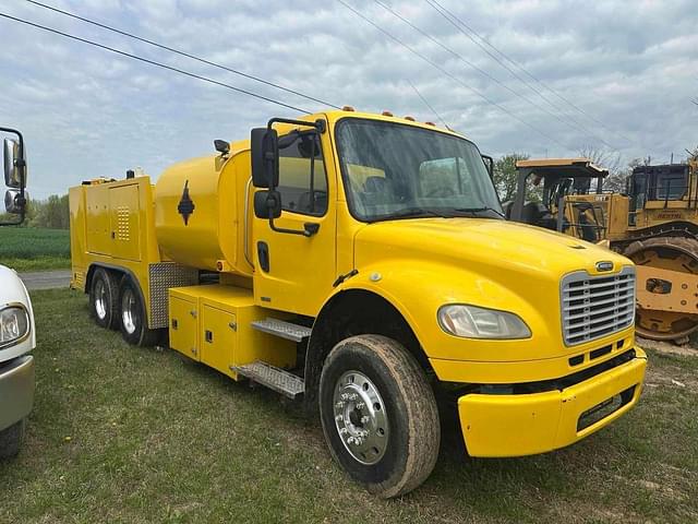 Image of Freightliner M2 106 equipment image 2