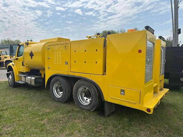 Image of Freightliner M2 106 equipment image 1