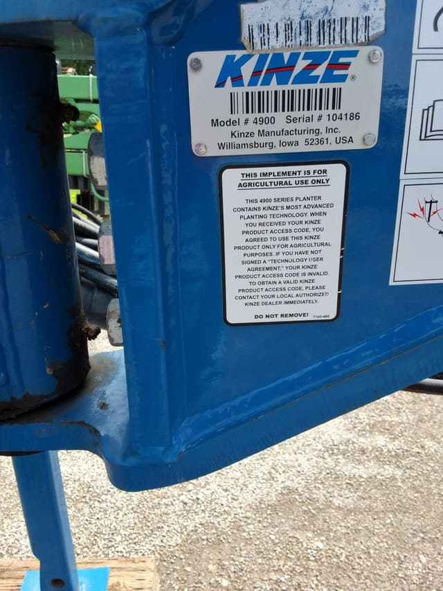 Image of Kinze 4900 equipment image 3