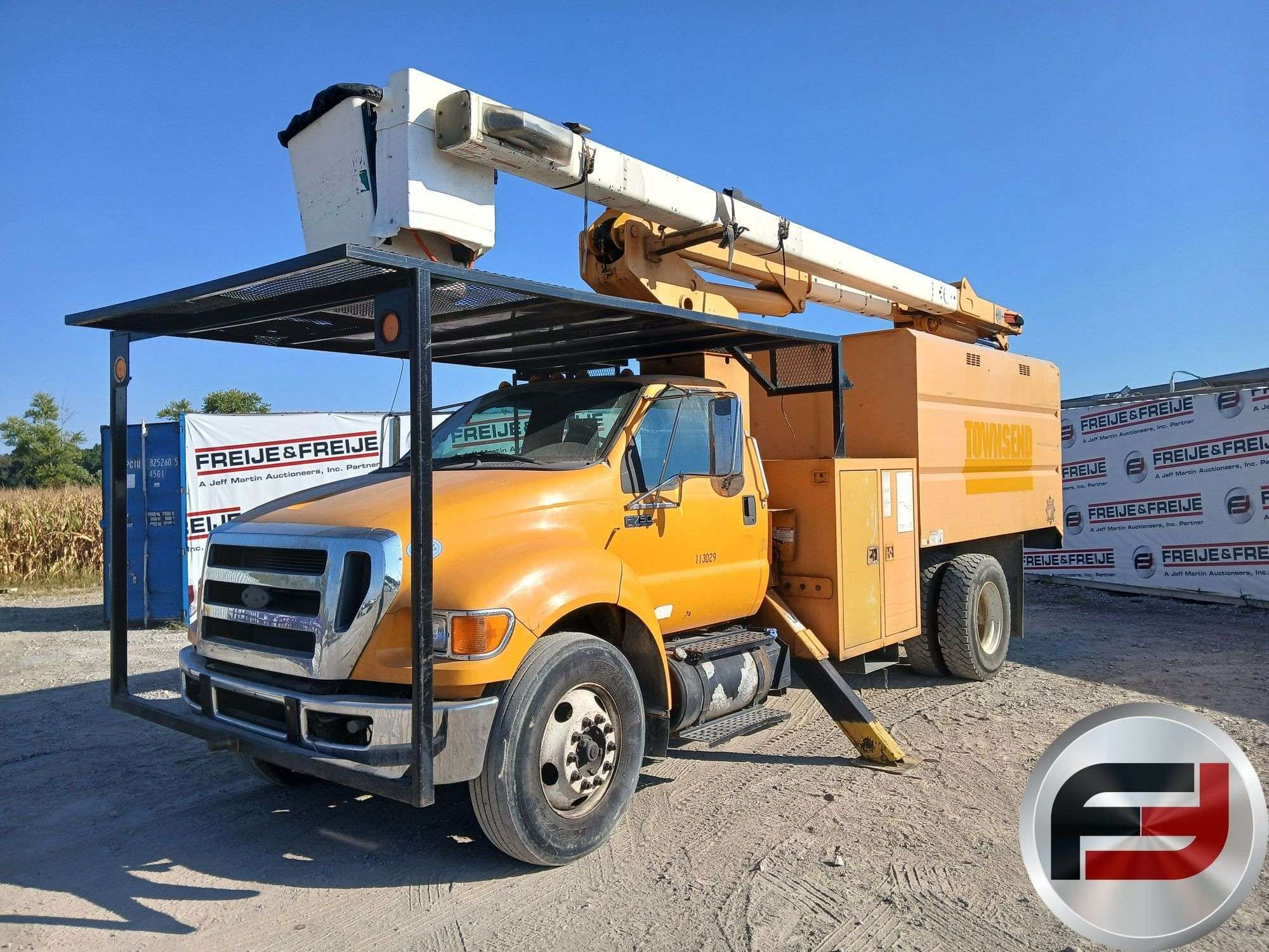 2013 Ford F-750 Equipment Image0