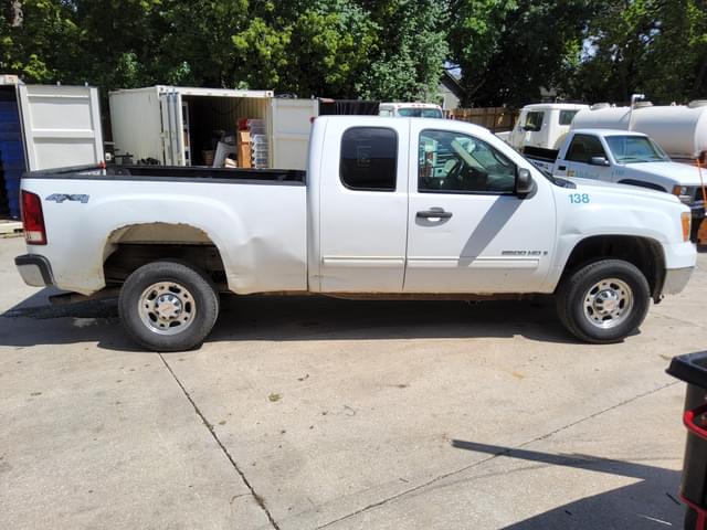 Image of GMC 2500HD equipment image 4