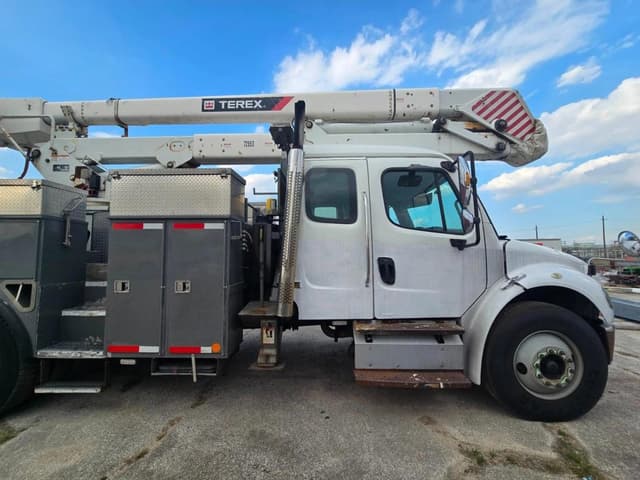 Image of Freightliner M2 106 equipment image 1