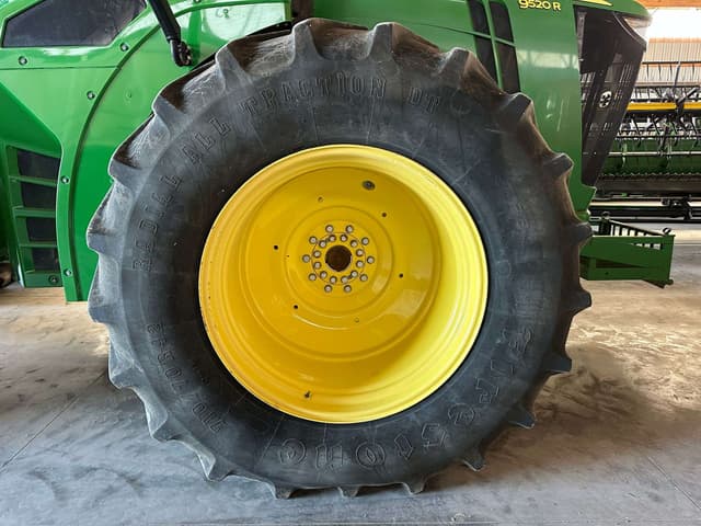Image of John Deere 9520R equipment image 3
