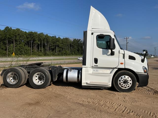 Image of Freightliner Cascadia Evolution equipment image 3