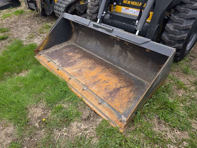 Image of New Holland L320 equipment image 2